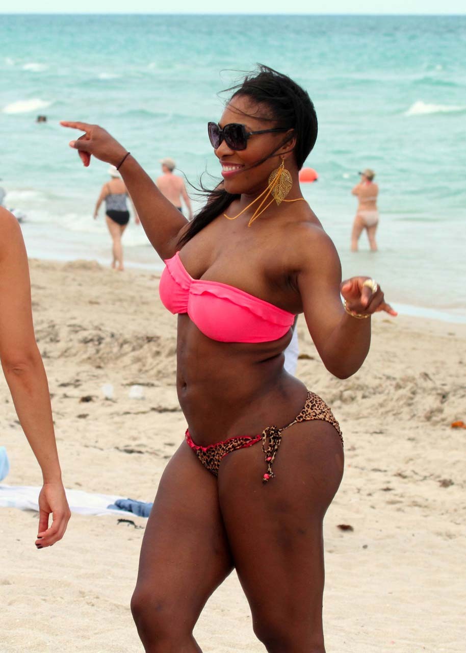 Serena Williams che espone il suo corpo sexy e il suo culo enorme in bikini sulla spiaggia
 #75306458
