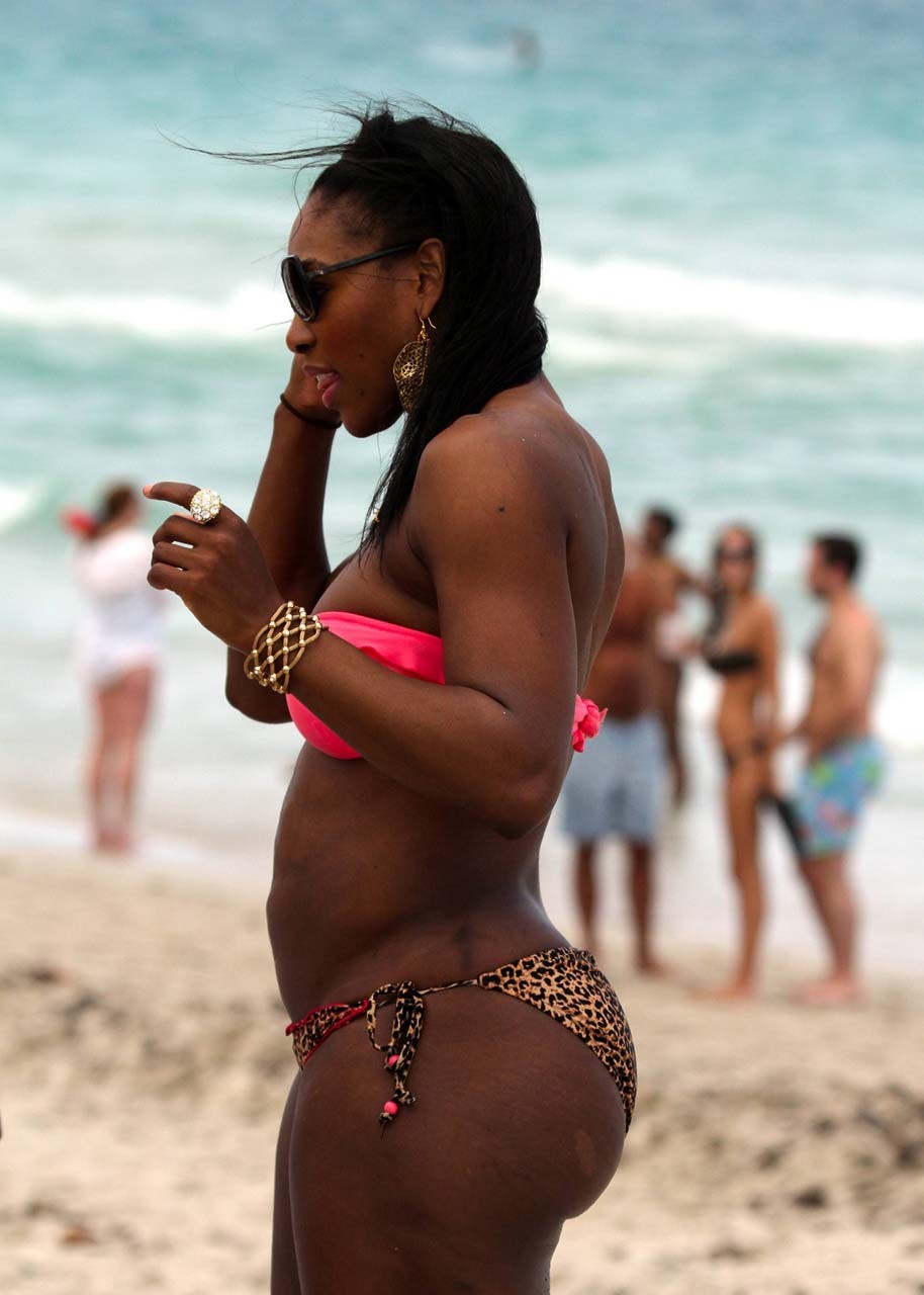 Serena williams exponiendo su cuerpo sexy y su enorme culo en bikini en la playa
 #75306470