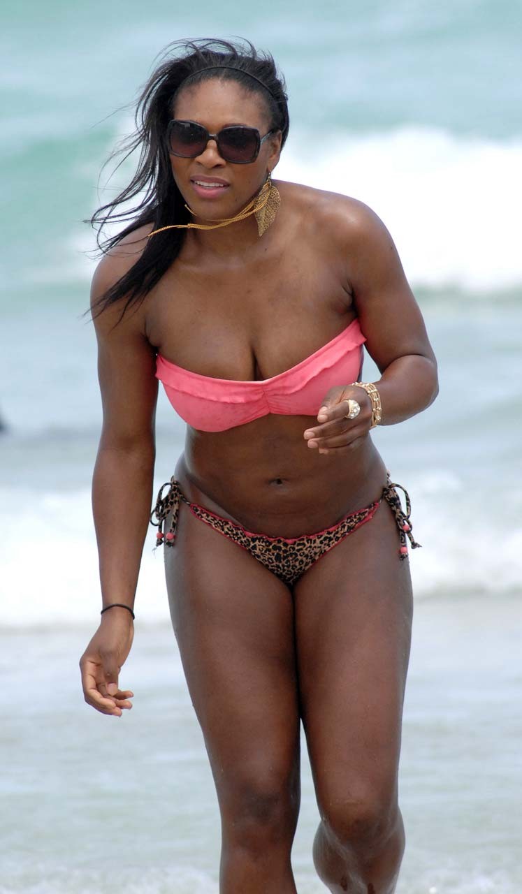 Serena Williams che espone il suo corpo sexy e il suo culo enorme in bikini sulla spiaggia
 #75306475