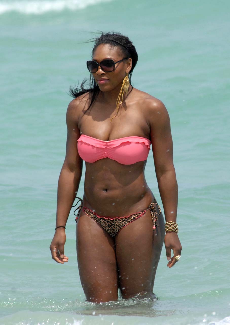 Serena Williams che espone il suo corpo sexy e il suo culo enorme in bikini sulla spiaggia
 #75306507