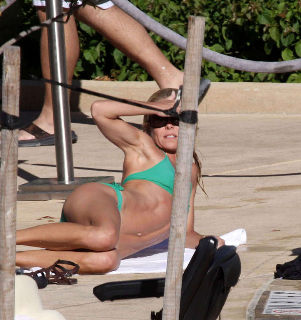 Kelly ripa mostrando bonitos pezones y cuerpo sexy en bikini en la playa
 #75371585
