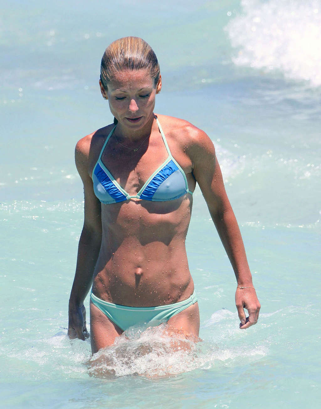Kelly Ripa zeigt schöne Brustwarzen und sexy Körper im Bikini am Strand
 #75371634