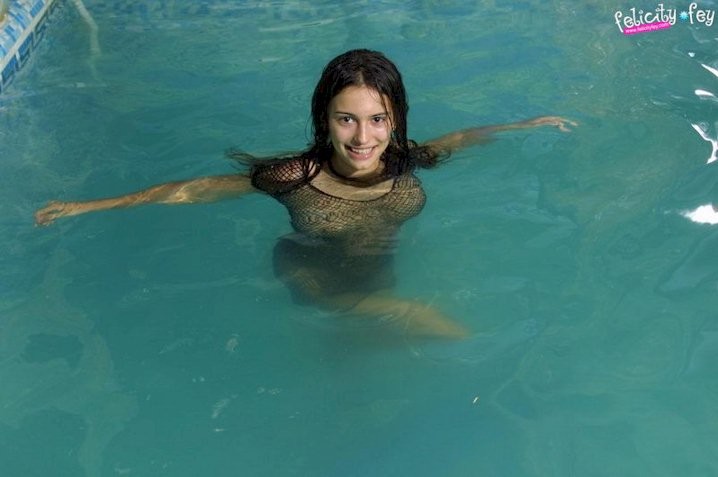 Joven tetona nadando desnuda en una piscina
 #75072508
