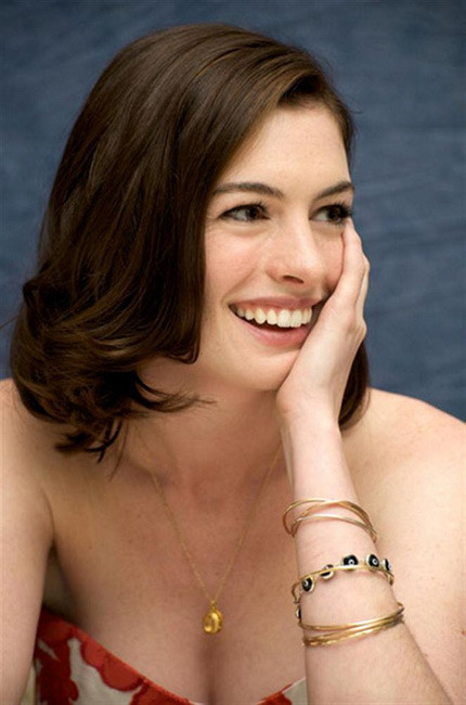 Berühmtheit Anne Hathaway zeigt ihre schönen Brüste im durchsichtigen Kleid
 #75403676