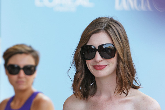 Berühmtheit Anne Hathaway zeigt ihre schönen Brüste im durchsichtigen Kleid
 #75403700