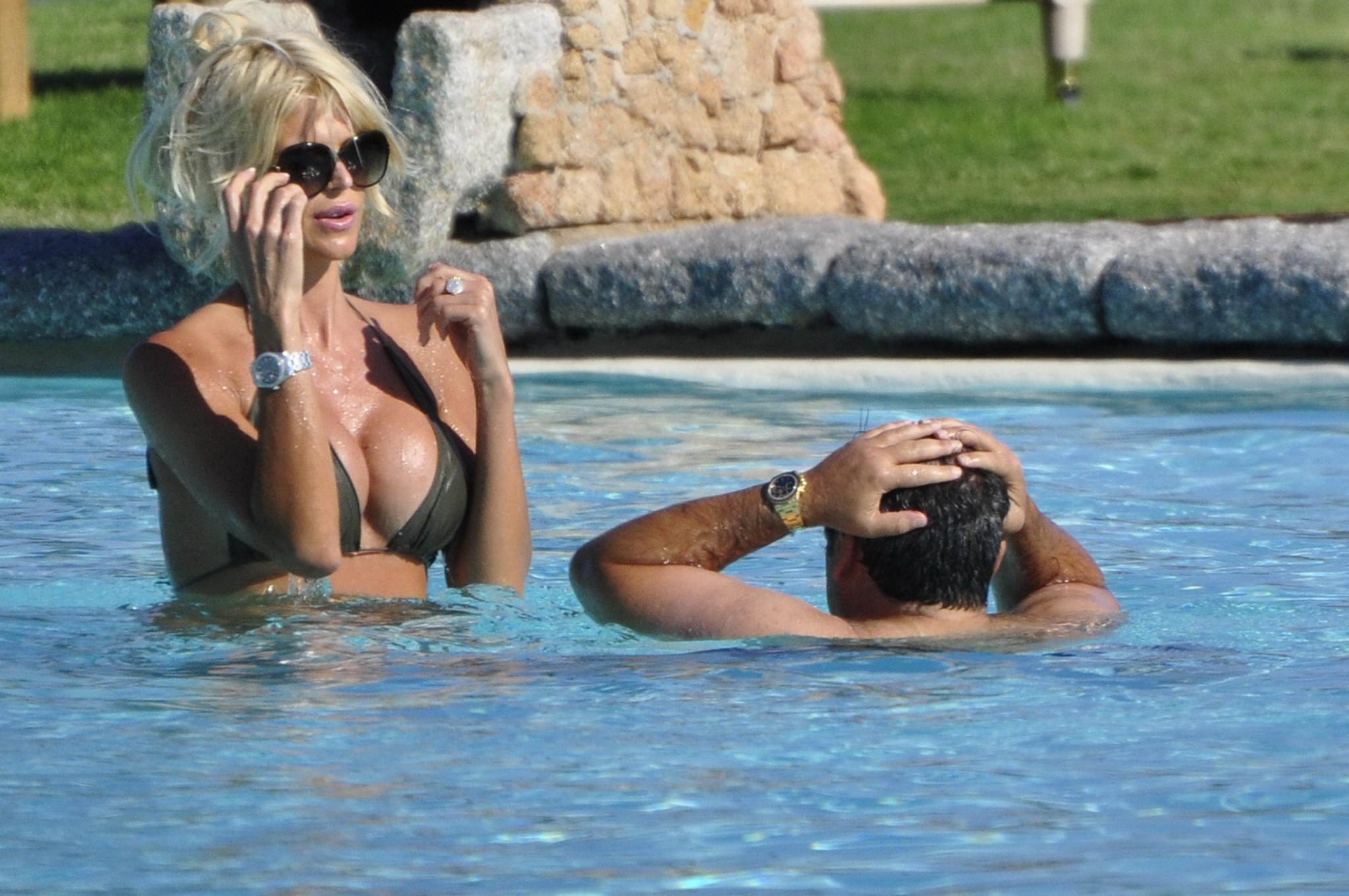 Victoria Silvstedt trägt einen Bikini am Pool in Porto Cervo
 #75290973