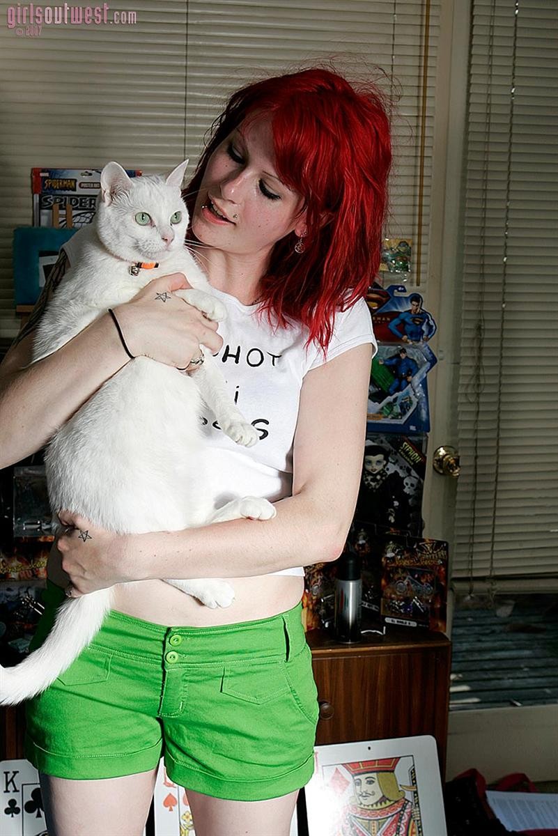 Une fille punk percée avec des tatouages étale sa chatte poilue.
 #75642289