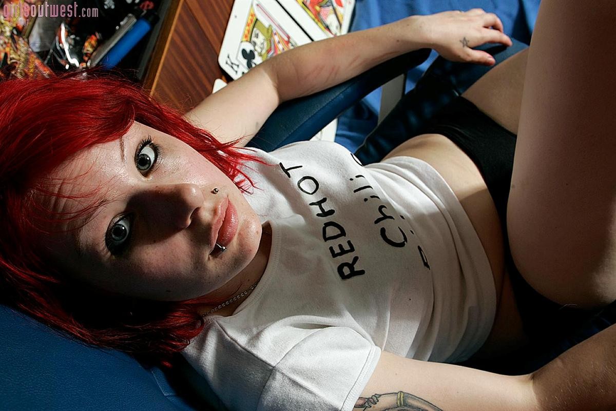 Une fille punk percée avec des tatouages étale sa chatte poilue.
 #75642296