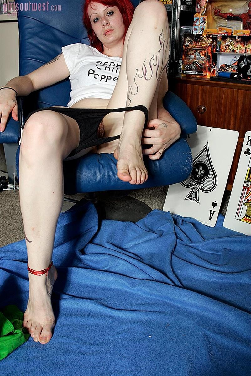 Une fille punk percée avec des tatouages étale sa chatte poilue.
 #75642301