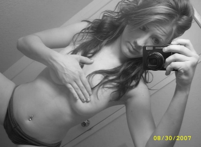 熱い狂気のアマチュアの女の子は恥ずかしげもなく自分自身を撮影
 #79392207