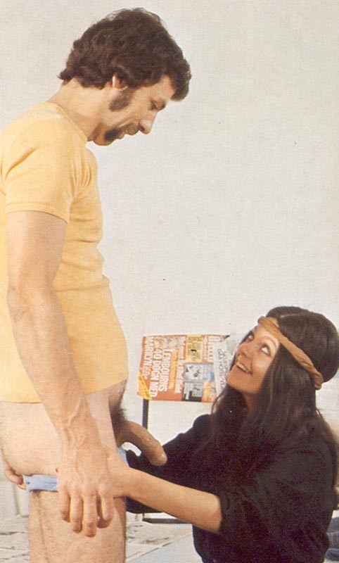 Retro-Typ entlässt seinen Ständer auf einen echten Hippie
 #75067085