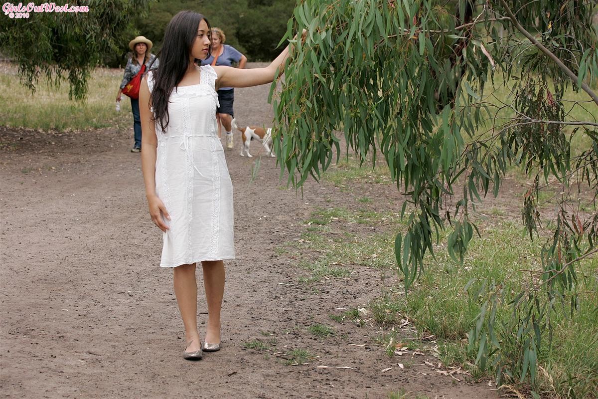 Hermosa amateur australiana desnudándose al aire libre
 #78611425