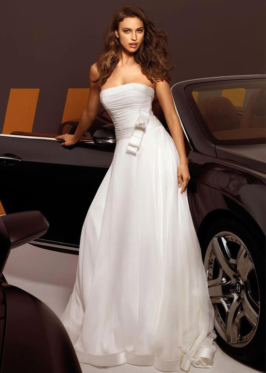 白いドレスを着たイリーナ・シェイク
 #75249488
