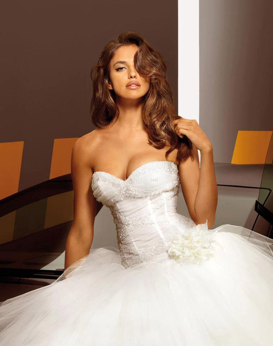 Irina Shayk sieht sexy in weißem Kleid aus
 #75249503