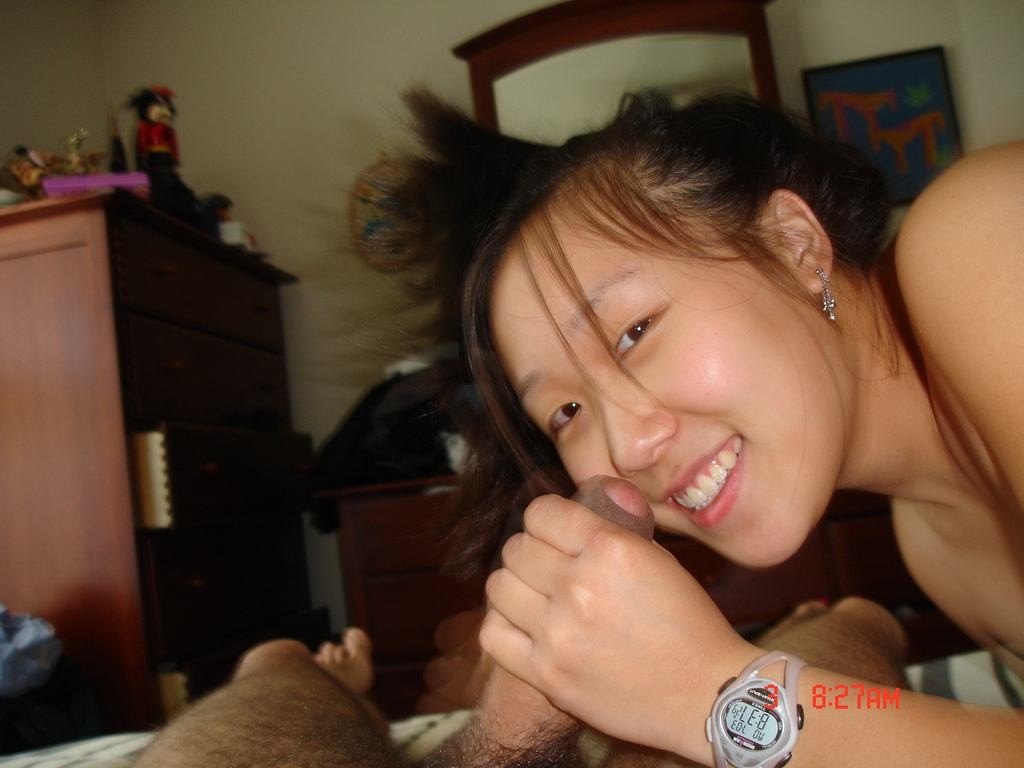 Une petite amie asiatique amateur fait une branlette et suce une bite et des couilles.
 #69938748
