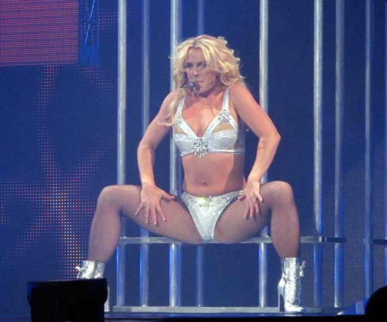 Britney Spears exposing her fucking sexy body and hot ass on stage #75299605