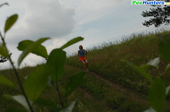 Fotos de cerca de una joven pelirroja sexy orinando al aire libre
 #76601838