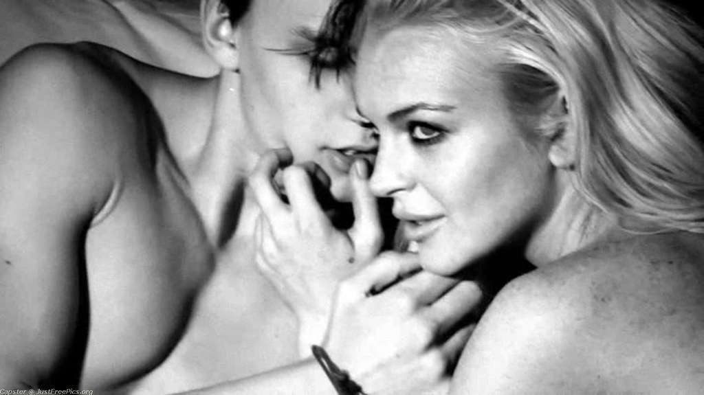 Lindsay Lohan nuda a letto con qualche ragazzo ed esponendo le sue grandi tette
 #75370090