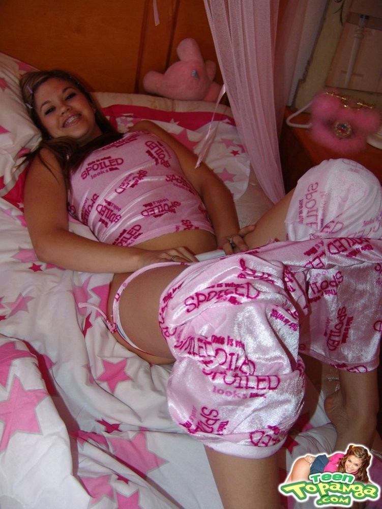 Teen Topanga zieht ihr Hemd und ihre Hose in ihrem Bett herunter
 #70098386