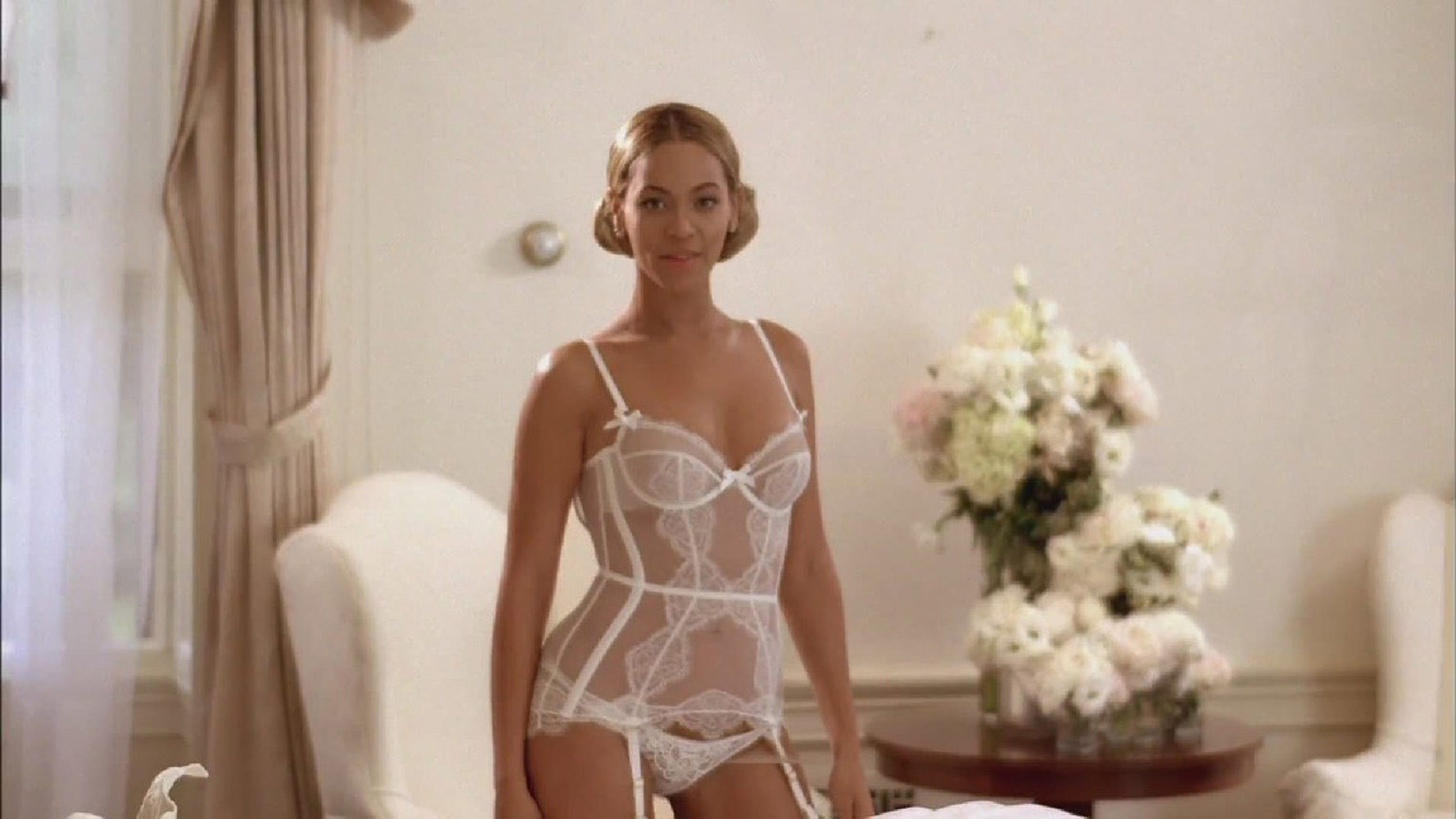 Beyonce knowles in attraente biancheria bianca
 #75291685