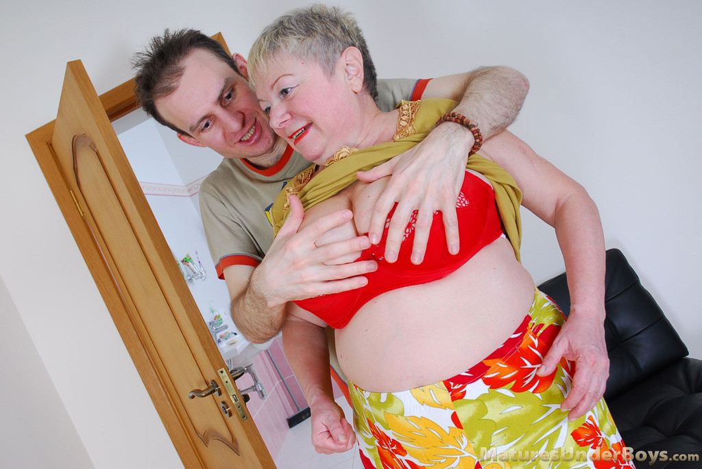 浴室で襲われる熟れたデブ
 #76556490