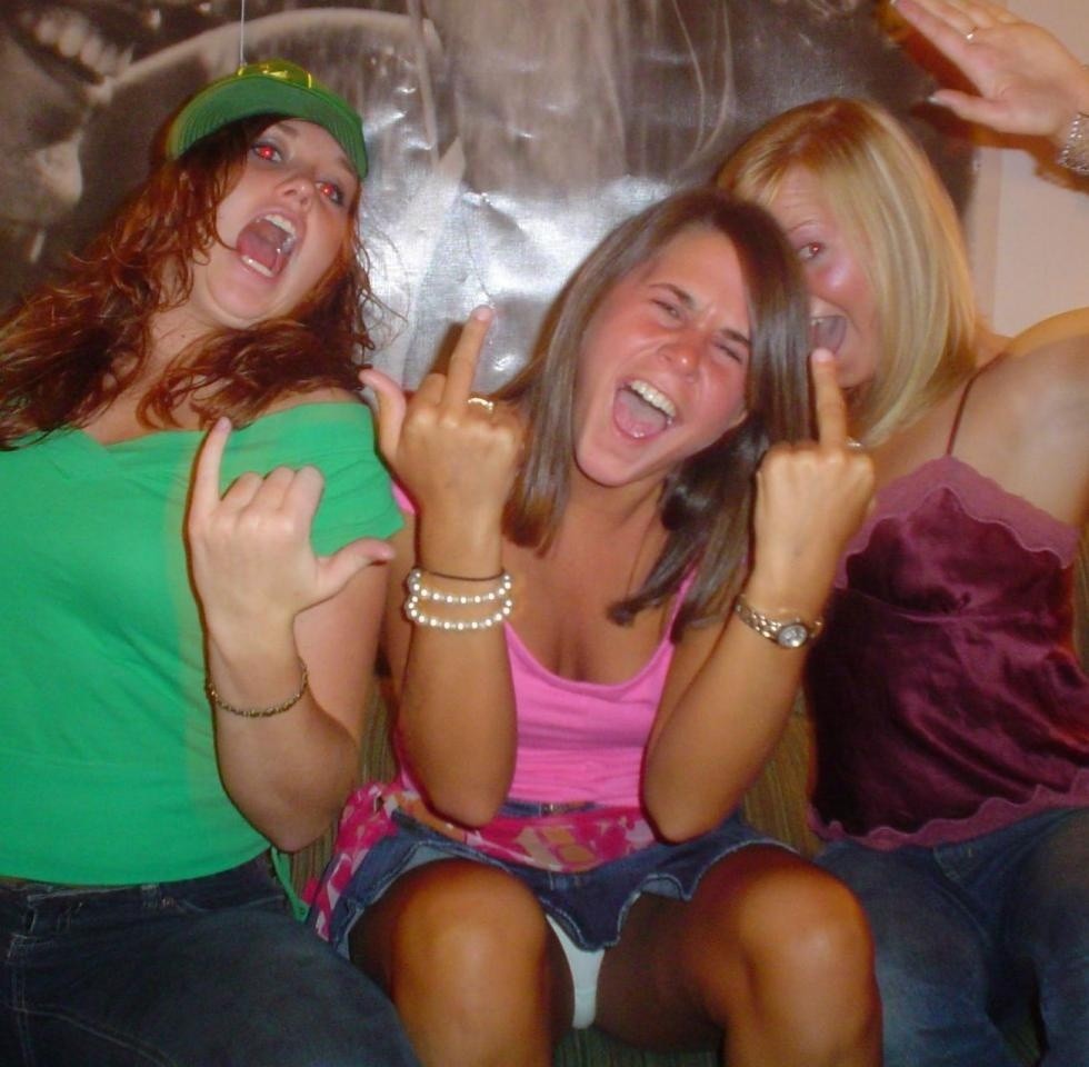 Verrückte betrunkene College-Party-Mädchen, die ihre nackten Körper zeigen
 #76399517