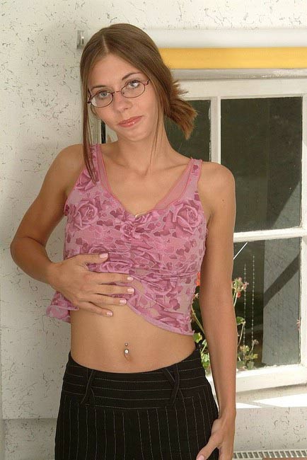 Skinny Babe zeigt kleine Titten
 #78809987