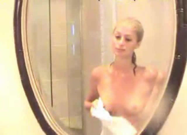 La riche Paris Hilton prend un bain et montre son corps nu.
 #75435923