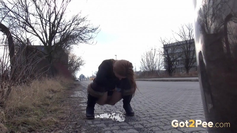 Hübsche Rothaarige wird zweimal beim Pissen in der Öffentlichkeit erwischt
 #67499427