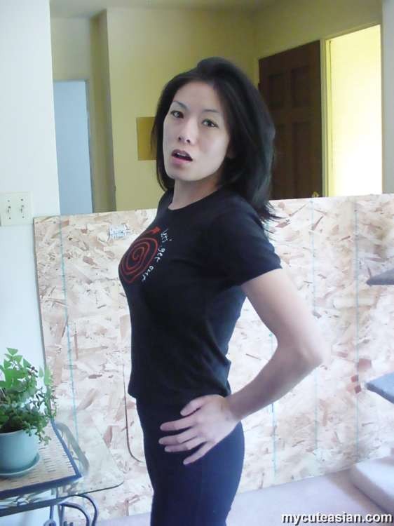 Amatrice asiatique partageant des photos de sa succion
 #69996067