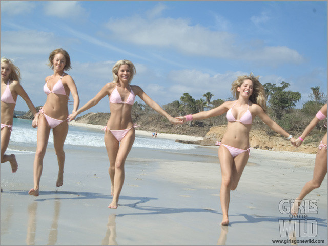 Jeunes filles de la plage courant sur le sable
 #72321593