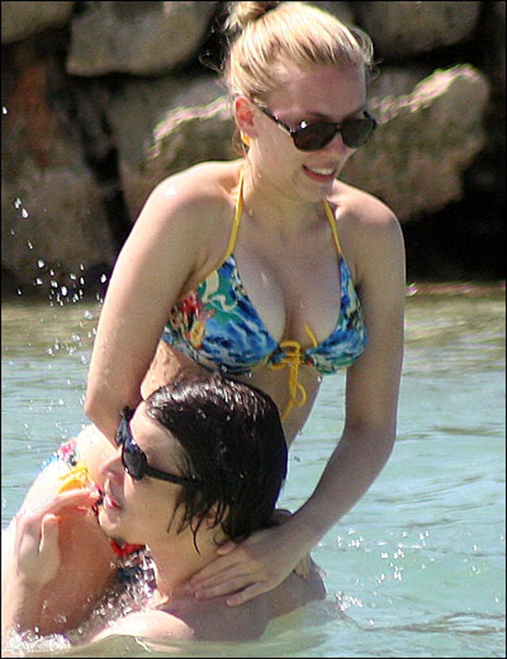 Scarlett johansson busty indossando bikini sulla spiaggia in Giamaica
 #75323925