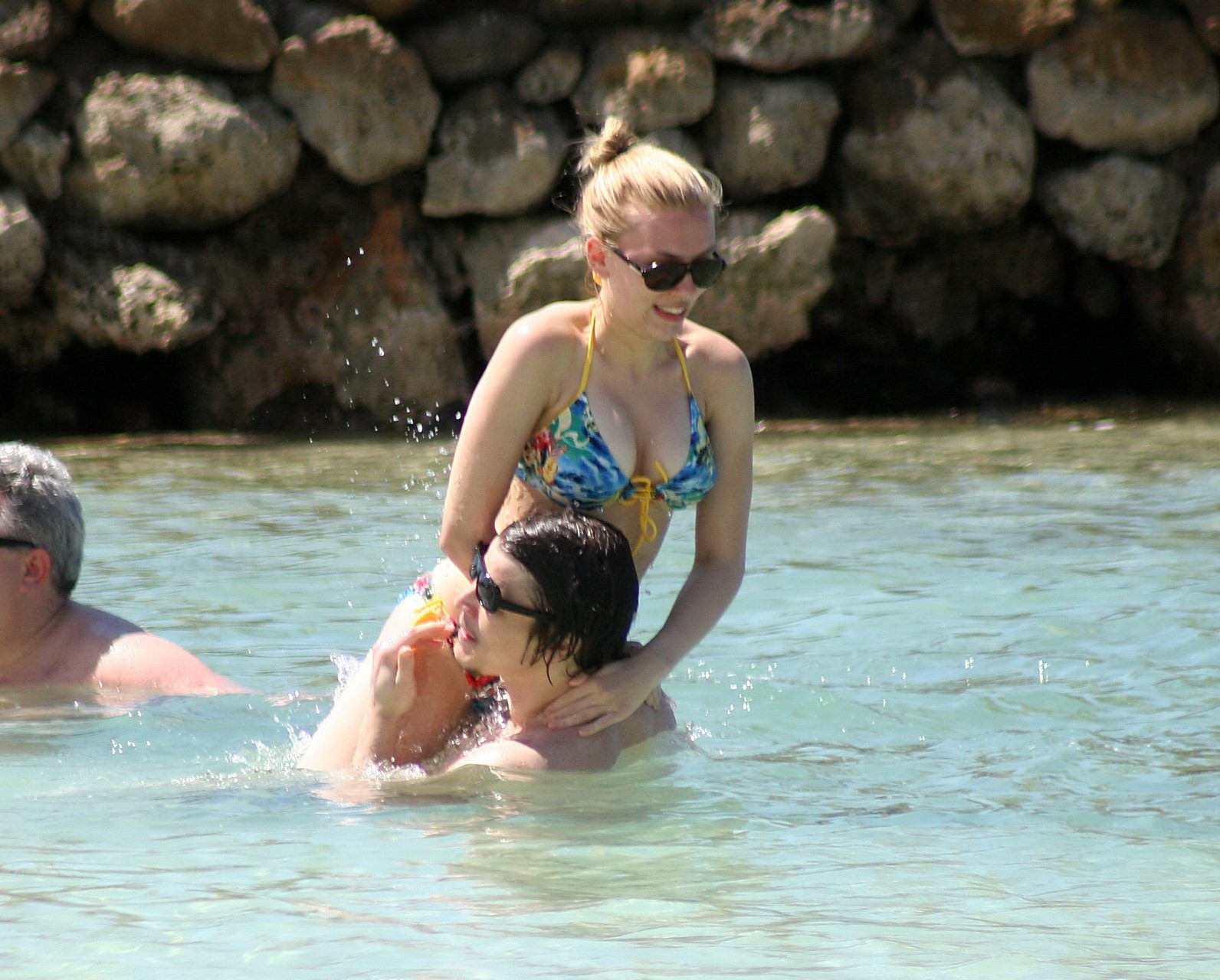 Scarlett johansson busty indossando bikini sulla spiaggia in Giamaica
 #75323931