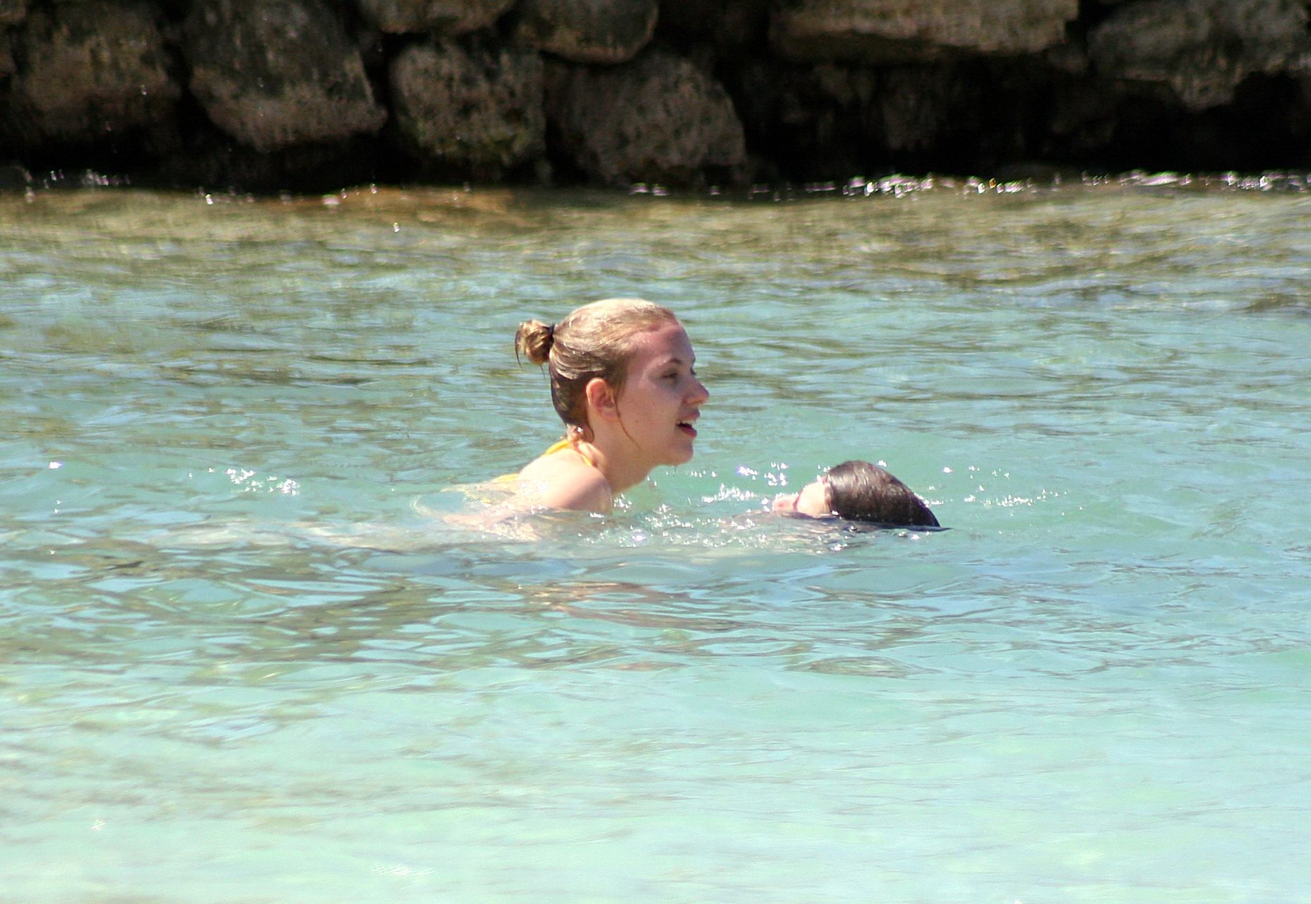 Scarlett johansson busty indossando bikini sulla spiaggia in Giamaica
 #75323940