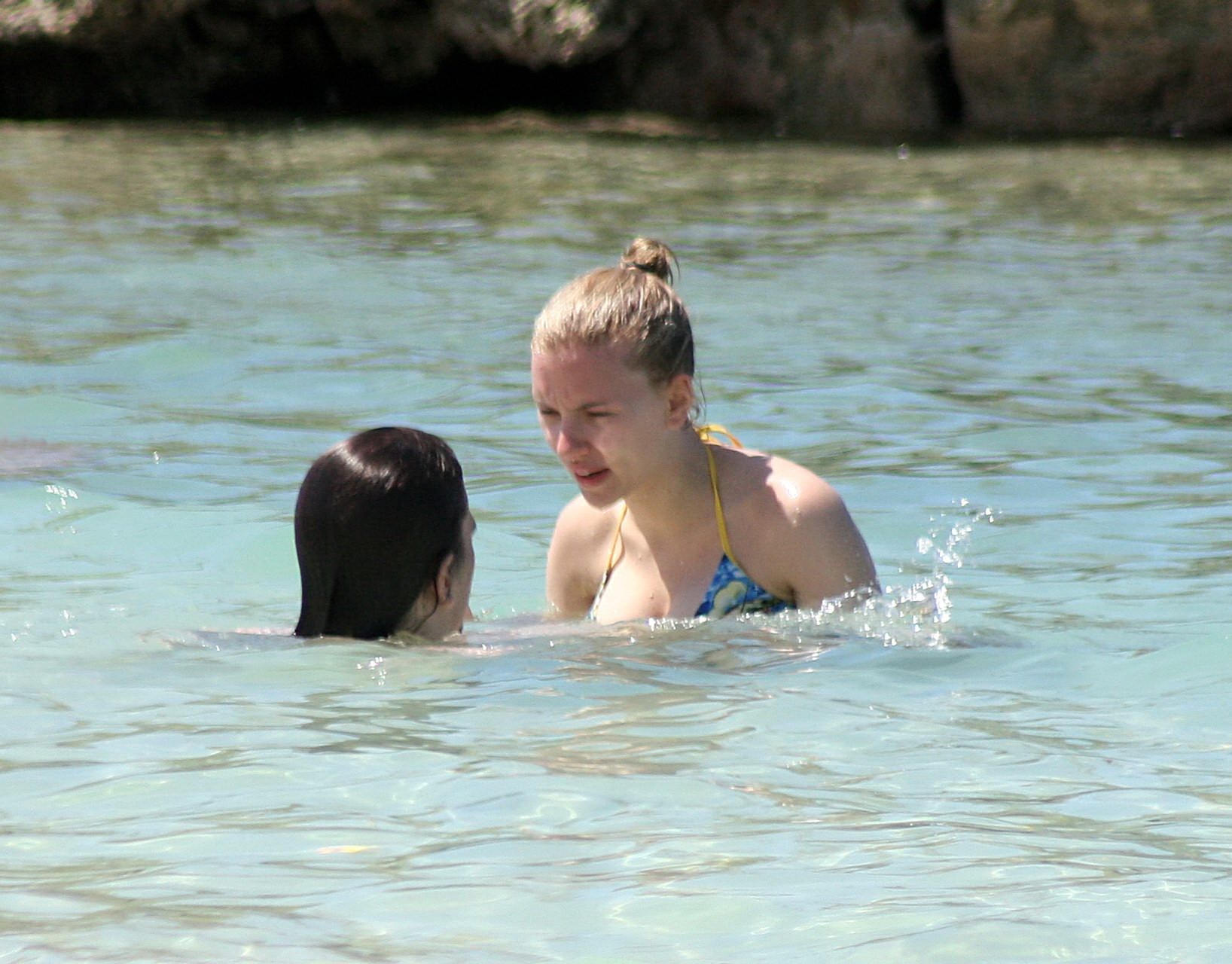 Scarlett johansson busty indossando bikini sulla spiaggia in Giamaica
 #75323948