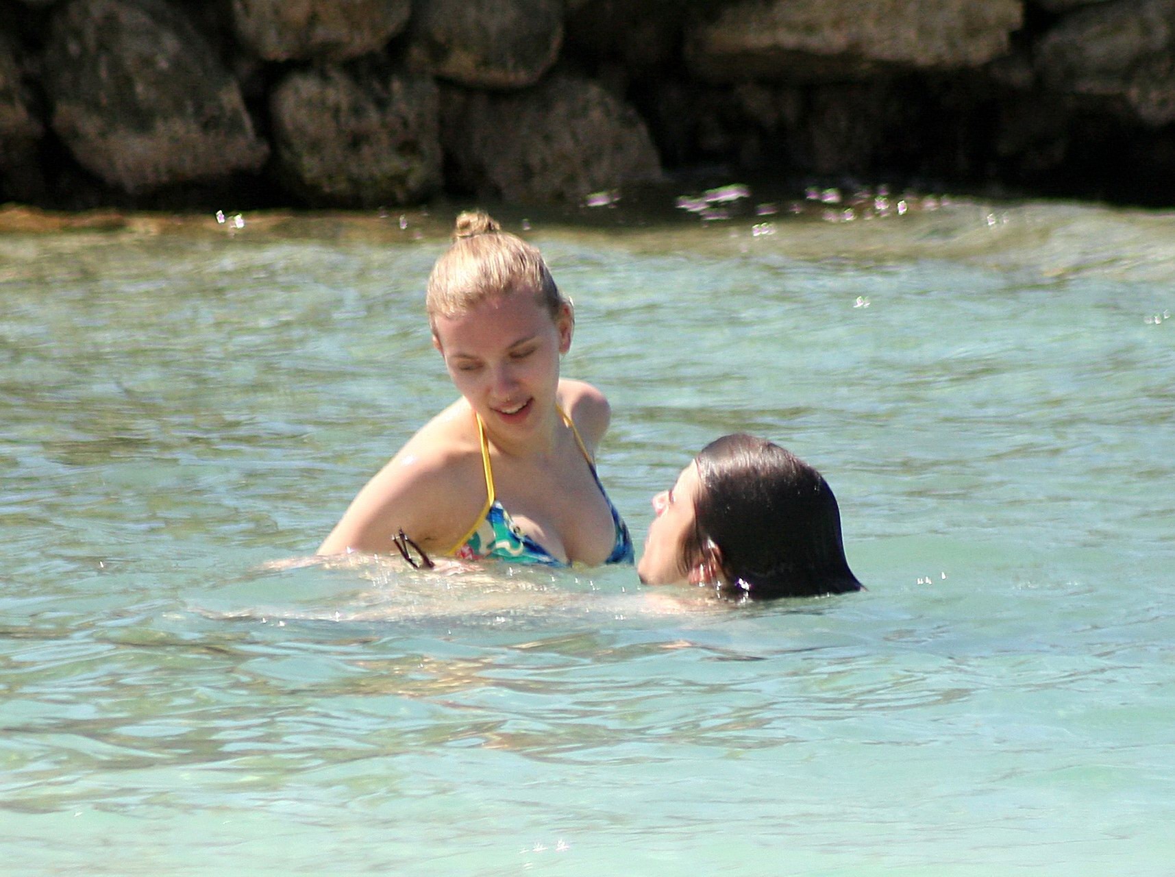 Scarlett johansson vollbusig im Bikini am Strand von Jamaika
 #75323960