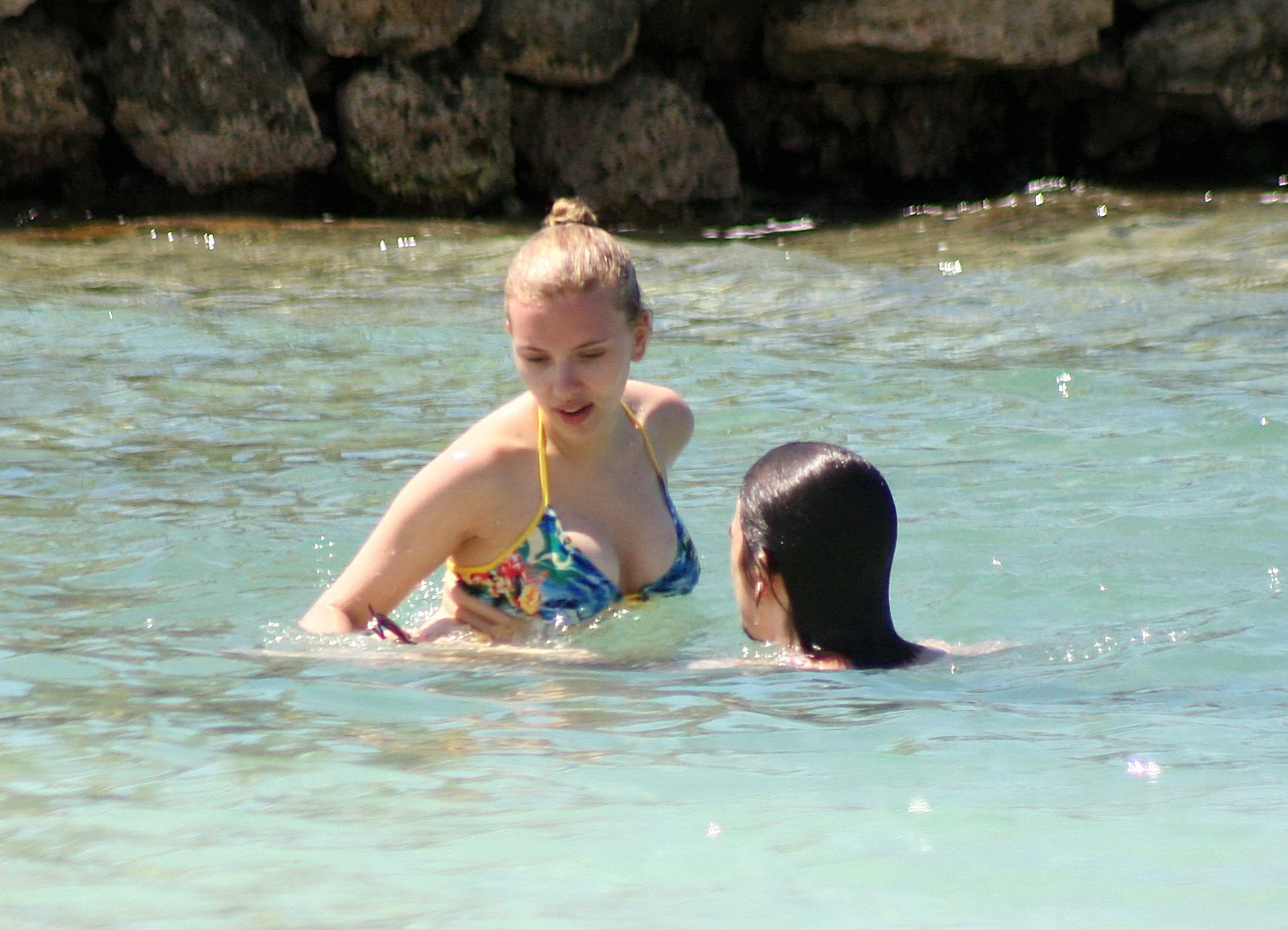 Scarlett johansson vollbusig im Bikini am Strand von Jamaika
 #75323966