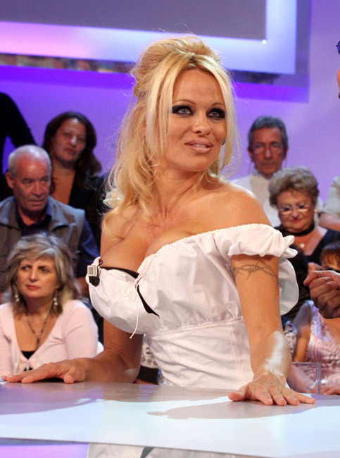 Pamela anderson, célébrité blonde, montre ses seins nus.
 #75412252