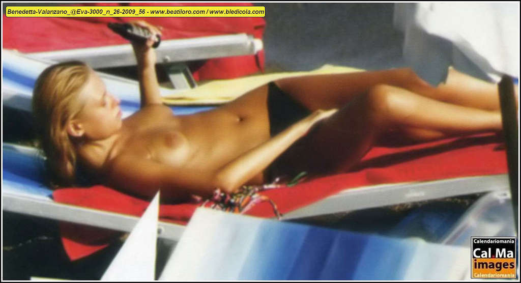 Benedetta valanzano pillada enseñando sus grandes tetas en la playa #75353443