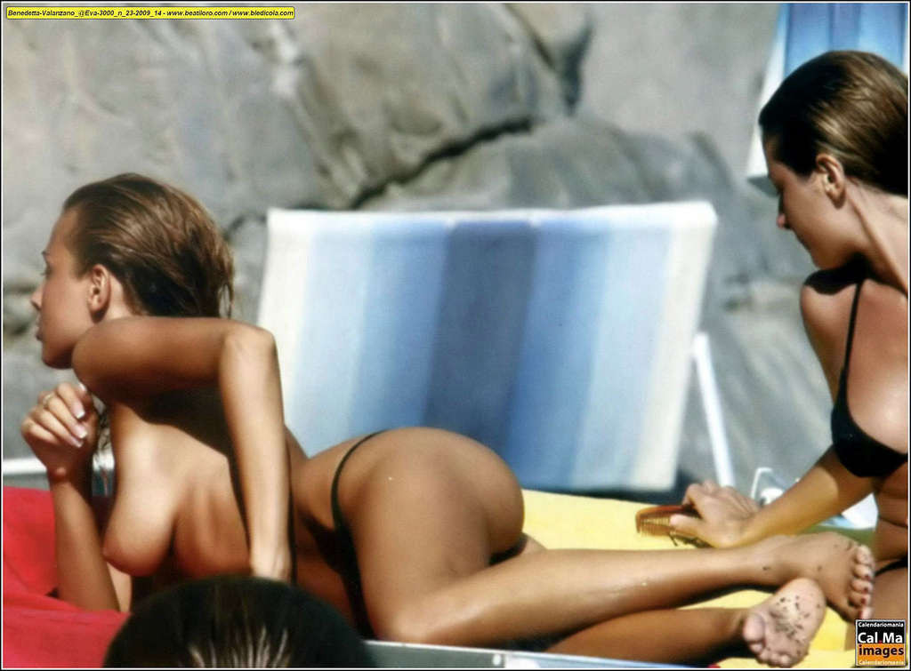 Benedetta valanzano pillada enseñando sus grandes tetas en la playa #75353458