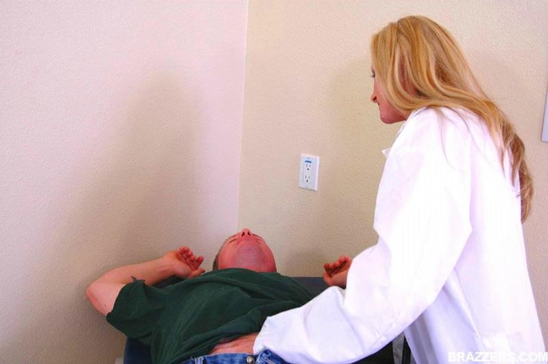 Une infirmière infidèle caresse la queue d'un patient et reçoit un massage facial.
 #76084377