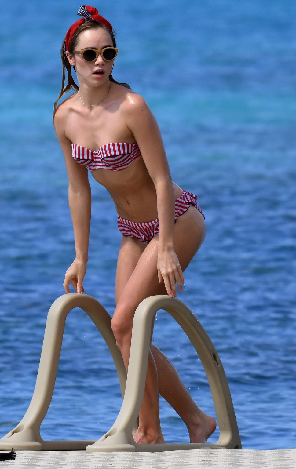Suki waterhouse en bikini minuscule avec sa sœur sexy
 #75148387
