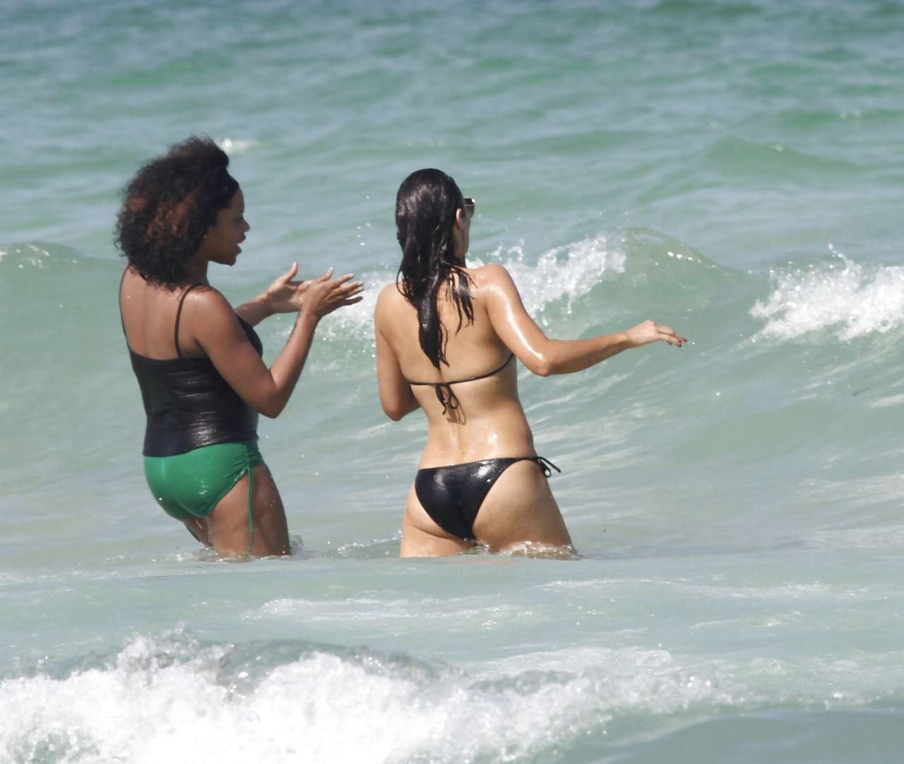 Paula Patton looking very sexy in skimpy black bikini on beach paparazzi picture #75296564