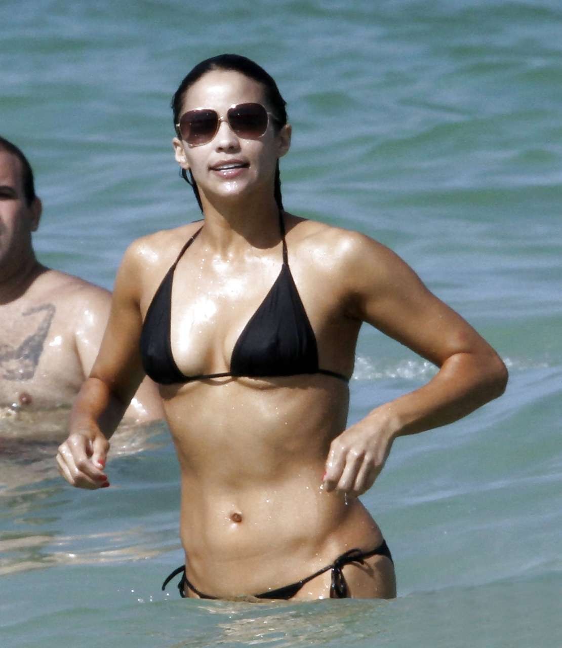 Paula Patton looking very sexy in skimpy black bikini on beach paparazzi picture #75296577