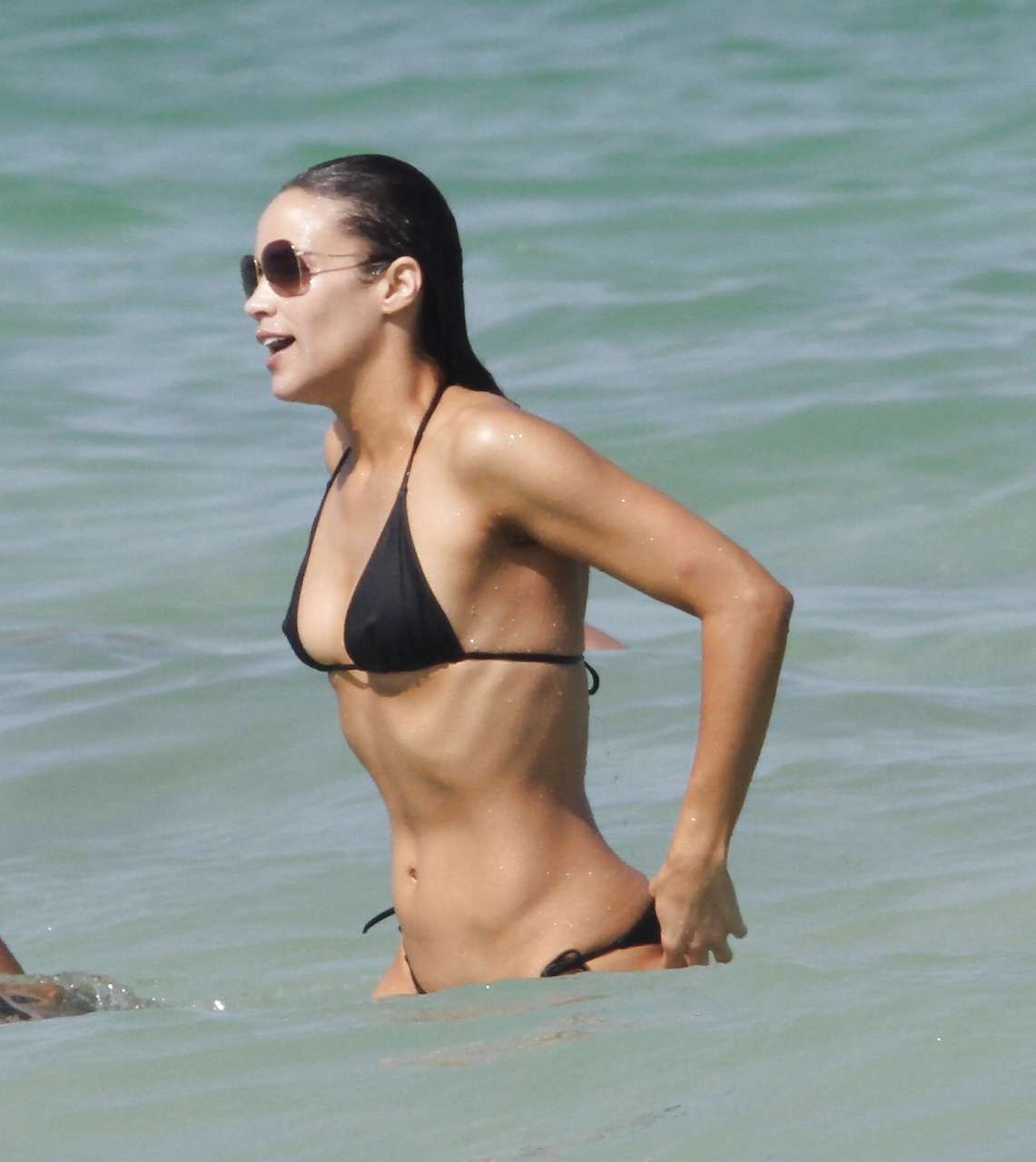 Paula Patton guardando molto sexy in skimpy bikini nero sulla spiaggia foto paparazzi
 #75296583