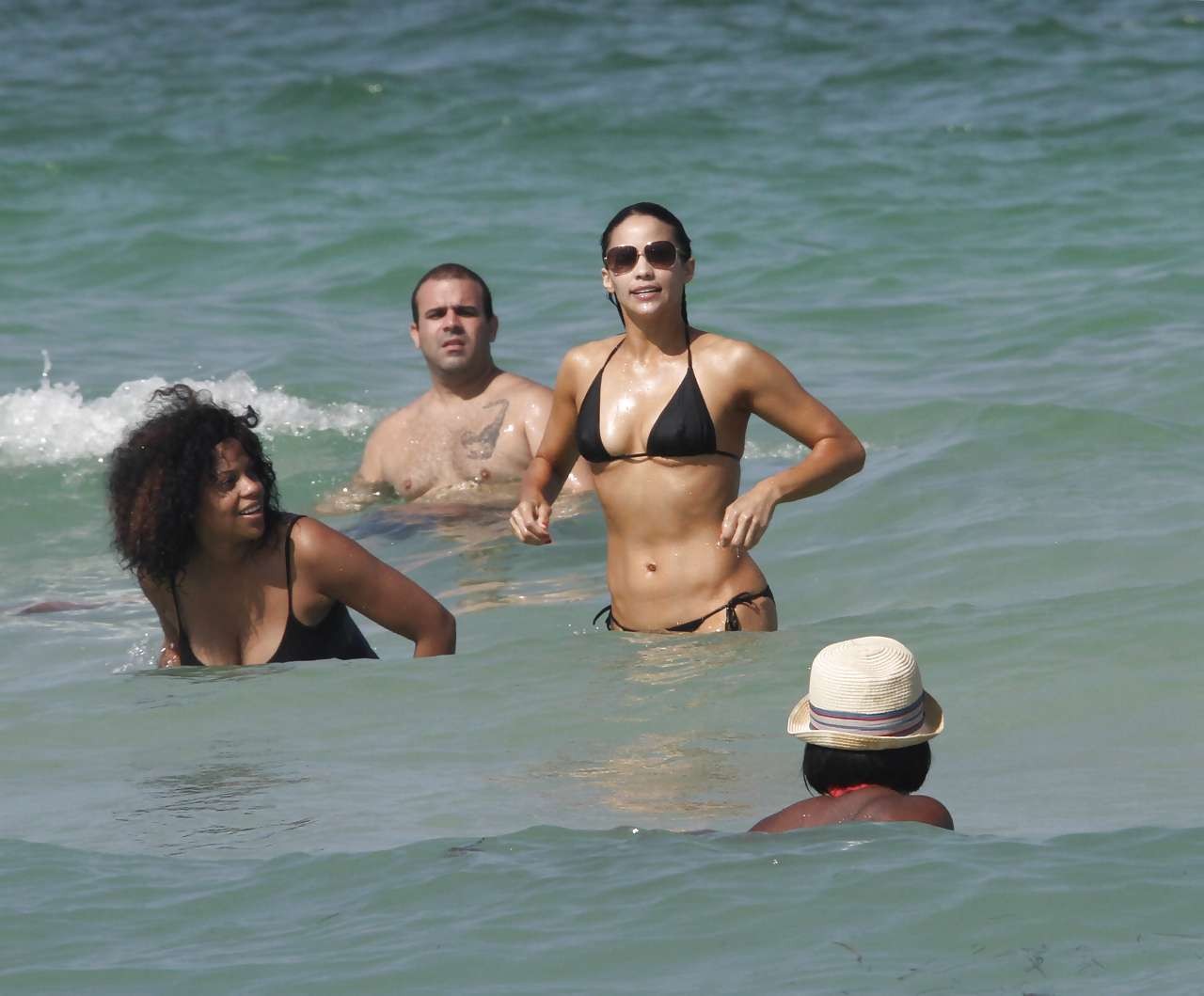 Paula Patton looking very sexy in skimpy black bikini on beach paparazzi picture #75296606