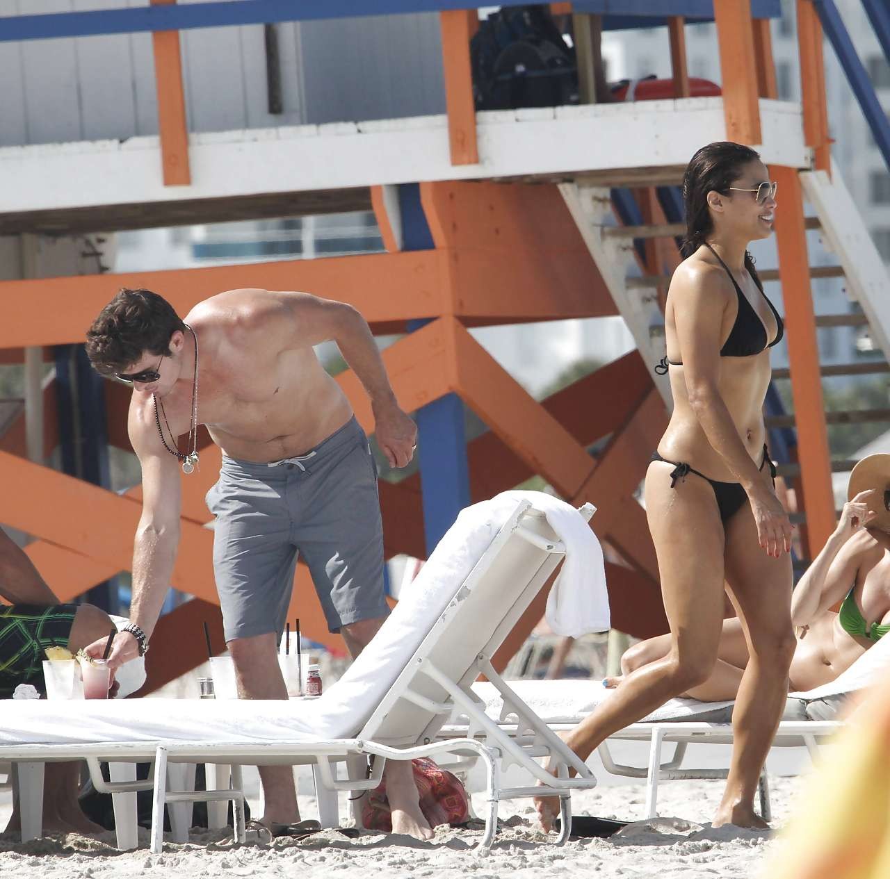 Paula Patton guardando molto sexy in skimpy bikini nero sulla spiaggia foto paparazzi
 #75296628