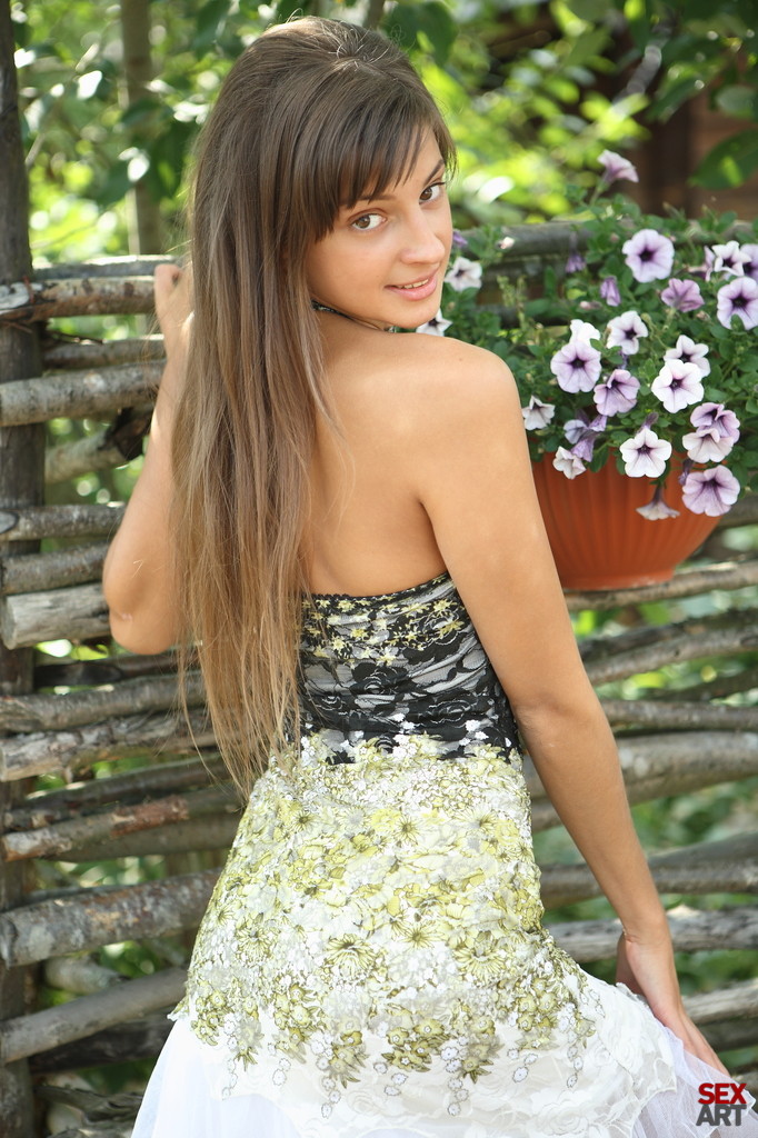 Nena sexy masturbándose al aire libre
 #76422747