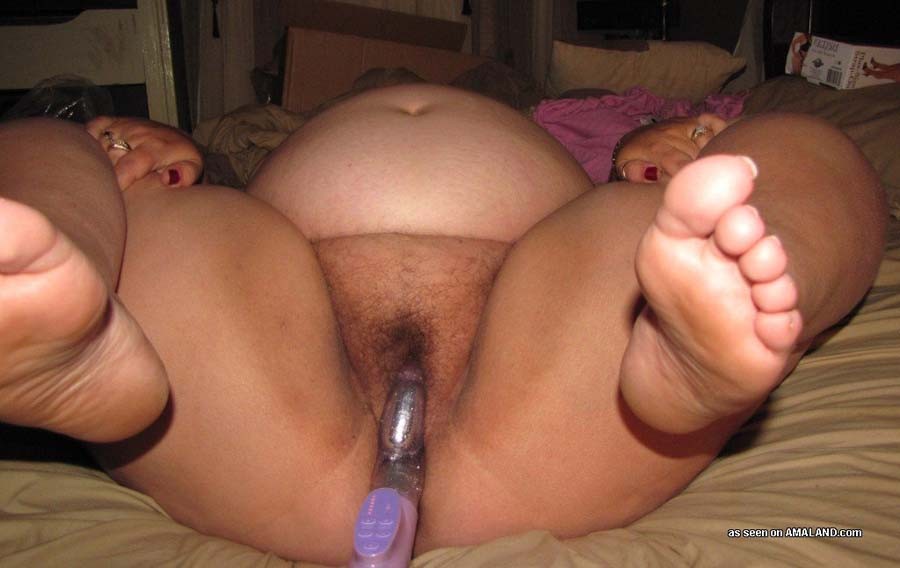 Enorme rubia gorda jugando con un consolador con correa
 #71719303