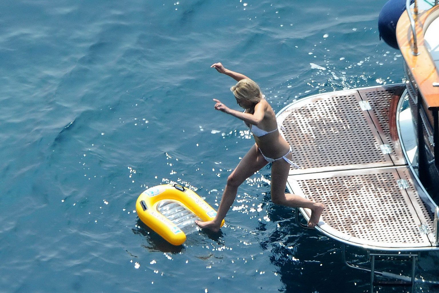 Sharon stone bräunt sich oben ohne und zeigt ihre Arschritze auf einer Yacht in Italien
 #75222904